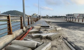 Nhiều gạch, đá lát bị bong tróc. Ảnh: Nguyễn Ngọc