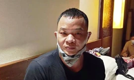 Đối tượng Gao Liang Gu (Cao Lượng Cố, 42 tuổi, quốc tịch Trung Quốc) vừa bị công an bắt giữ để điều tra làm rõ đường dây đưa người nước ngoài vào Việt Nam trái phép. Ảnh: C.A