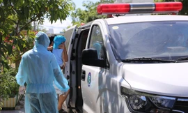 Con rể và cháu ngoại 6 tháng tuổi của bệnh nhân T.V.D được đưa đi cách ly. Ảnh: N.T