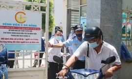 Bệnh viện C Đà Nẵng nơi bệnh nhân T.V.D nhập viện đã được phong toả sau khi bệnh nhân này được chuyển qua bệnh viện Đà Nẵng và phải thở máy. Ảnh: Nguyễn Thành