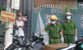 Cơ quan chức năng giám sát việc khử khuẩn tại nhà riêng bệnh nhân 418 và khu dân cư tại tổ 3 phường Thanh Bình, quận Hải Châu, TP Đà Nẵng