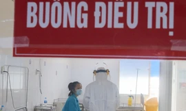 Bác sĩ bệnh viện Đà Nẵng chăm sóc bệnh nhân COVID-19 tại khoa Y học Nhiệt đới, Bệnh viện Đà Nẵng. Ảnh: Nguyễn Thành