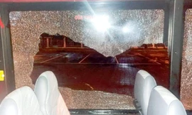 Cửa kinh xe buýt bị đập bể