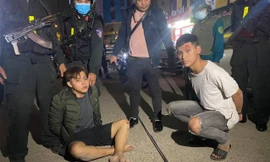 Hai đối tượng Duy và Lý bị khống chế sau khi bị truy đuổi. 