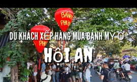 Du khách xếp hàng dài mua bánh mỳ ở Hội An