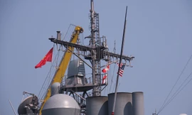 Cờ Mỹ và Việt Nam trên tàu tuần dương USS Lake Champlain (CG-57) của Hải quân Mỹ. Ảnh Nguyễn Thành