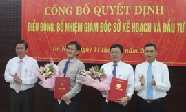 Ông Trần Phước Sơn (thứ 2 bên trái) nhận quyết định giữ chức vụ Giám đốc Sở KHĐT TP.Đà Nẵng