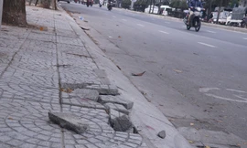 Hình ảnh vỉa hè đường Nguyễn Hữu Thọ bị hư hỏng bong tróc sau thời gian ngắn đưa vào sử dụng. Ảnh: Nguyễn Thành 