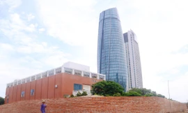 Công trình tòa nhà Trung tâm hành chính thành phố Đà Nẵng xây dựng trong phạm vi bảo vệ của di tích thành Điện Hải. Ảnh: Nguyễn Thành