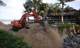 Nước từ cống xả 'xé toạc' vỉa hè, bờ biển Mỹ Khê xói lở nghiêm trọng