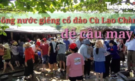 Du khách vây kín giếng cổ trên đảo Cù Lao Chàm uống nước cầu may