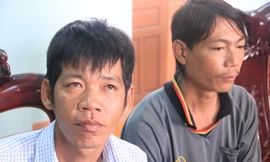 Ông Nguyễn Văn Huy Tâm (trái) kể lại sự việc bị lừa bán. Ảnh Nguyễn Thành