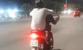 Hình ảnh nam thanh niên điều khiển xe máy bằng chân ở Đà Nẵng xuất hiện trên mạng xã hội. 