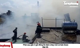 Cận cảnh lực lượng PCCC Đà Nẵng dập lửa trong xưởng gỗ nằm cạnh kho gas.