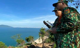 Lực lượng Biên phòng điều khiển thiết bị flycam phục vụ việc tìm kiếm. 