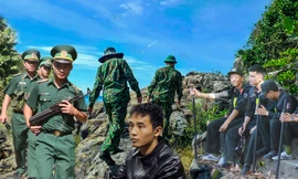 Lực lượng chức năng tổ chức vây ráp, truy tìm phạm nhân Triệu Quân Sự (áo đen) vượt ngục trại giam T10, lẫn trốn ở rừng Hải Vân. Ảnh: Nguyễn Thành