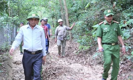 Đại tá Trần Mưu (bên trái) kiểm tra hiện trường rừng Hải Vân nơi phạm nhân Triệu Quân Sư lẫn trốn. Ảnh: H.N