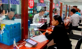 Người dân đến giao dịch tại Trung tâm hành chính Thành phố Đà Nẵng. Ảnh Nguyễn Thành