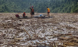 Tìm thi thể nạn nhân vụ sạt lở giữa lòng hồ thuỷ điện dày đặc cây rừng