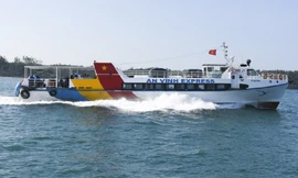 Tàu cao tốc đưa du khách từ cảng Sa Kỳ ra tham quan huyện đảo Lý Sơn. Ảnh: N.N 