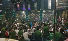 Hơn 100 chiến sĩ công an được huy động kiểm tra quán bar Club F3 lúc nửa đêm. Ảnh CA cung cấp