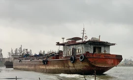 Bốn chiếc xà lan trôi dạt trên vùng cảng biển Dung Quất đe dọa an toàn hàng hải. Ảnh: Nguyễn Ngọc 