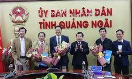 UBND tỉnh Quảng Ngãi công bố các quyết định về công tác cán bộ. Ảnh: CTT