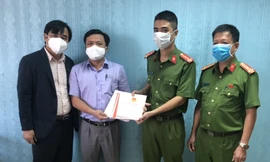 Công an TP Đà Nẵng bàn giao các sổ đỏ cho sở TN&MT TP Đà Nẵng. 