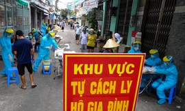 Lấy mẫu xét nghiệm tại Đà Nẵng để truy vết COVID-19.