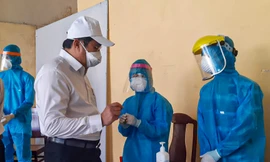 Chủ tịch Đà Nẵng thị sát quy trình lấy mẫu, làm xét nghiệm truy tìm virus SARS-CoV-2