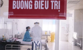 Nhân viên y tế chăm sóc bệnh nhân mắc COVID-19 tại Đà Nẵng. Ảnh: Nguyễn Thành