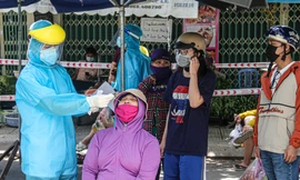 Lấy mẫu xét nghiệm các tiểu thương trên địa bàn TP Đà Nẵng nơi các bệnh nhân mắc COVID-19 có lịch trình ghé qua. Ảnh: Nguyễn Thành