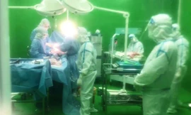 Hình ảnh các bác sĩ thực hiện ca phẩu thuậtcho sản phụ là bệnh nhân mắc COVID-19 số 569. Ảnh: BV cung cấp