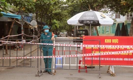 Lực lượng chức năng địa phương canh gác tại khu vực chợ Nại Hiên Đông sau khi chợ này ngừng hoạt động. Ảnh: Nguyễn Thành