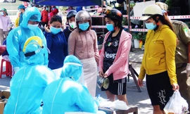 Tổ chức lấy mẫu xét nghiệm virus SARS-CoV-2 cho tiểu thương và người dân tại chợ Nại Hiên Đông vào sáng 11/8. 