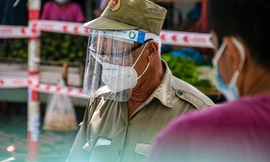 Tổ giám sát cộng đồng tại phường Nại Hiên Đông (quận Sơn Trà, Đà Nẵng) thực hiện nhiệm vụ tại các địa điểm áp dụng biện pháp cách ly.Ảnh: Nguyễn Thành