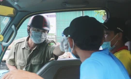 Một cán bộ phường ở Đà Nẵng làm nhiệm vụ chốt chặn, kiểm soát người ra vào ở một khu dân cư có nguy cơ lây nhiễm COVID-19. Ảnh: Nguyễn Thành