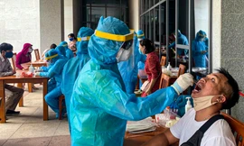 Lấy mẫu xét nghiệm cho cán bộ, công chức, người làm việc tại toà nhà Trung tâm hành chính Đà Nẵng.