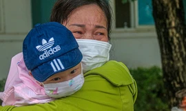 Nghẹn ngào giây phút bé 8 tháng tuổi ở Đà Nẵng chiến thắng COVID-19 về với gia đình