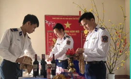 Các cán bộ chiến sĩ chuẩn bị đón Tết tại Trạm 2 Cảnh sát biển. Ảnh: Phạm Trung 