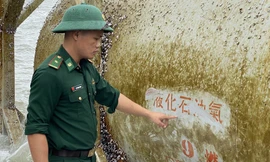 Bồn kim loại được phát hiện trôi dạt vào bờ biển Quảng Ngãi. Ảnh: Nguyễn Ngọc