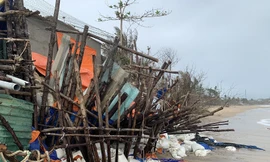 Người dân vùng ven biển ở Quảng Ngãi bất an vì biển xâm thực mạnh. Ảnh: Nguyễn Ngọc