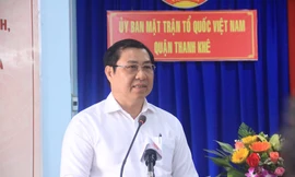 Ông Huỳnh Đức Thơ, Chủ tịch UBND thành phố Đà Nẵng tại buổi tiếp xúc cử tri. Ảnh Nguyễn Thành