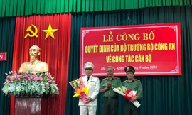 Thiếu tướng Vũ Xuân Viên (áo trắng) được bổ nhiệm làm giám đốc Công an Thành phố thay Đại tá Lê Văn Tam (bên phải, ngoài cùng) chờ nghỉ hưu theo chế độ. 