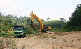 Hiện trường khai thác cát ngay dưới lòng sông Đắk Mi đã trơ đáy. Ảnh: Nguyễn Thành