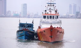 Tàu SAR 412 kéo đưa tàu cá ĐNa 90415 và ngư dân vào bờ an toàn. Ảnh Nguyễn Thành