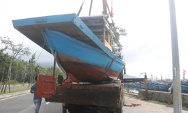 Ngư dân Đà Nẵng hối hả thuê xe cẩu đưa thuyền đi tránh bão số 9