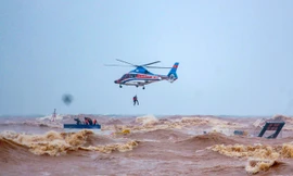 Lực lượng chức năng cố gắng tiếp cận các thuyền viên gặp nạn khi cứu hộ thuyền viên tàu Vietship 01 - Ảnh: GTVT