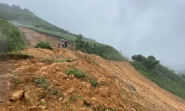 Một điểm sạt lở uy hiếp nhà dân ở Quảng Ngãi. Ảnh: Nguyễn Ngọc