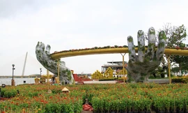 Đường hoa Đà Nẵng dọc sông Hàn đang được gấp rút hoàn thành để phục vụ người dân và du khách. Ảnh: Nguyễn Thành